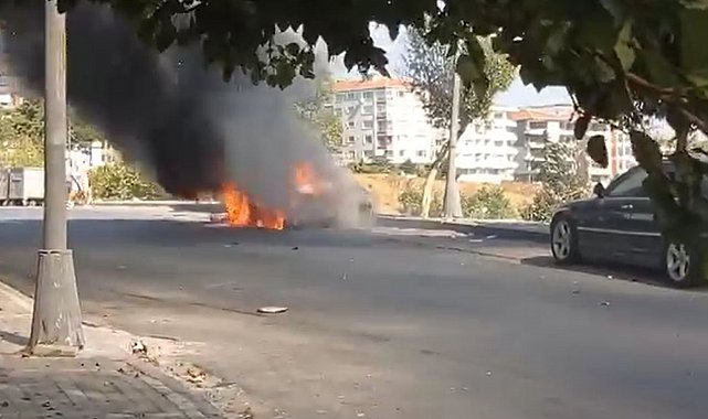 Avcılar'da park halindeki otomobil alev topuna döndü