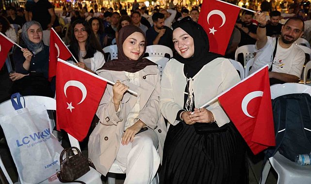 Ay yıldızlı coşku meydana sığmadı