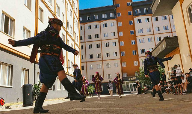 Aydın'da yurtlara gelen öğrenciler halk oyunları ile karşılandı