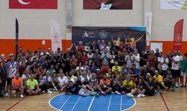 Badminton Veteranlar Türkiye Şampiyonası Kuşadası'nda tamamlandı