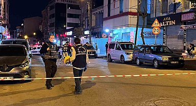 Bağcılar'da seyir halindeki otomobile silahlı saldırı: 2 yaralı
