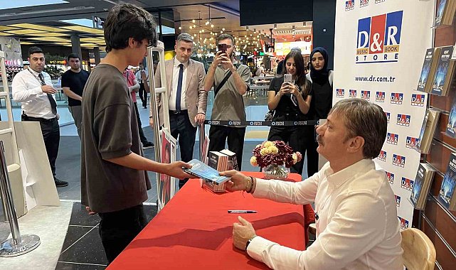 Bahçelievler Belediye Başkanı Dr. Hakan Bahadır, kitabının imza gününde vatandaşlarla buluştu