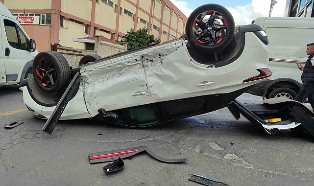 Bahçelievler'de minibüsün çarptığı otomobil ters döndü: 2 yaralı