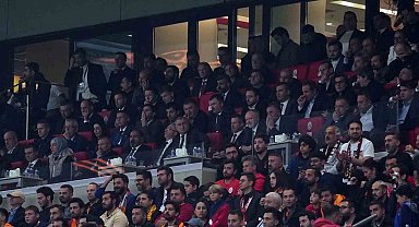 Bakan Bak, Galatasaray - Liverpool maçını takip etti