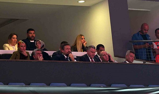 Bakan Bak ile başkanlar Adalı ve Saran derbiyi birlikte izledi