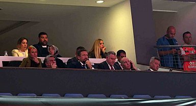 Bakan Bak ile başkanlar Adalı ve Saran derbiyi birlikte izledi