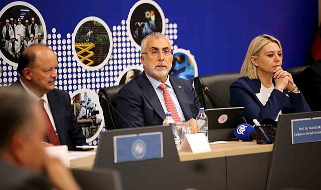 Bakan Işıkhan: "'Türkiye bu badireyi asla atlatamaz' diyenlere inat her seferinde küllerimizden yeniden doğmasını bildik"