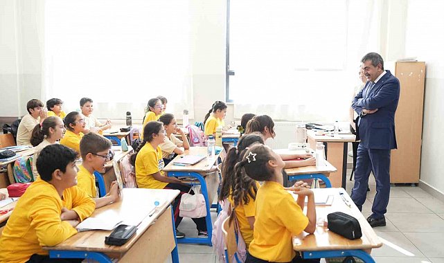 Bakan Tekin'den Gaziantep'te sürpriz okul ziyareti