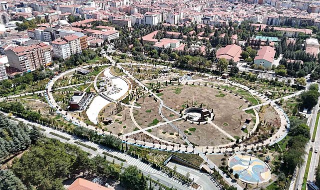 Bakımsız kalan, her geçen gün yıpranan Millet Bahçesi adeta çürümeye terk edildi