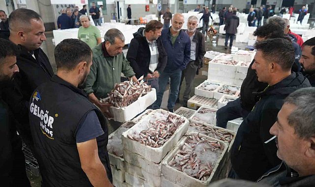 Balık mezadında hareketlilik: Kasalar dolusu balıklar kapışıldı
