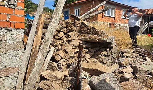Balıkesir'de 4.9 büyüklüğünde depremde 2 metruk evde çökmeler meydana geldi