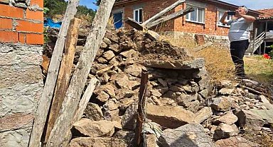 Balıkesir'de 4.9 büyüklüğünde depremde 2 metruk evde çökmeler meydana geldi