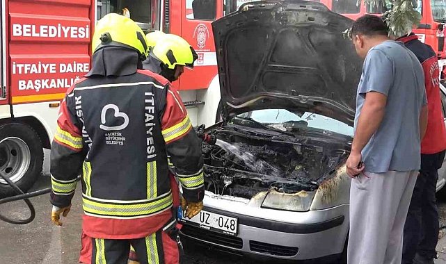 Balıkesir'de park halindeki araç yandı