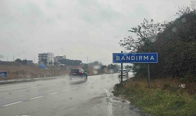 Bandırma güne yağışla başladı