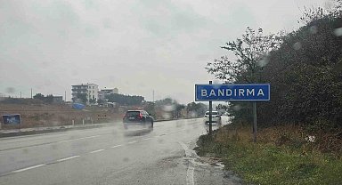 Bandırma güne yağışla başladı