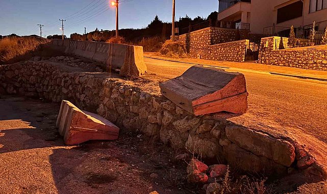 Bariyerlere çarpan otomobil sürücüsü yaralandı