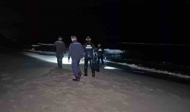 Bartın'da elbiseleri ile denize giren şahıs ekipleri harekete geçirdi