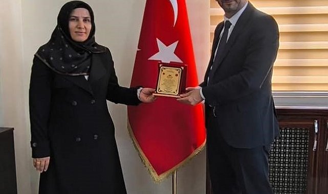 Başarılı hocalara teşekkür plaketi