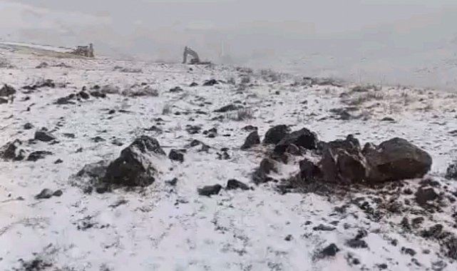 Başkale'de mevsimin ilk karı yağdı