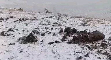 Başkale'de mevsimin ilk karı yağdı