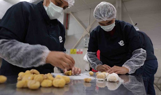 Başkan Atay'ın kurduğu 'Kadın Emeği Tarımsal Ürün Fabrikası'nın ürünleri sofraları süslemeye devam ediyor