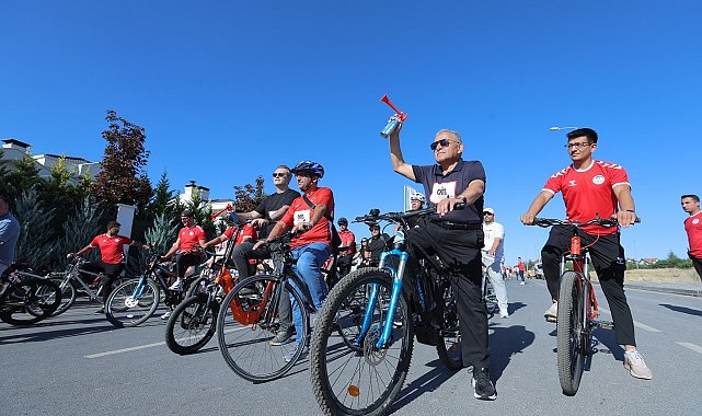 Başkan Büyükkılıç, 3'üncü Doktorlar Bisiklet Turu'nda pedal çevirdi