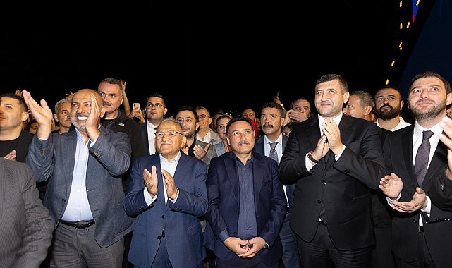 Başkan Büyükkılıç, Ahmet Şafak konserinde Kayserililerin coşkusuna ortak oldu