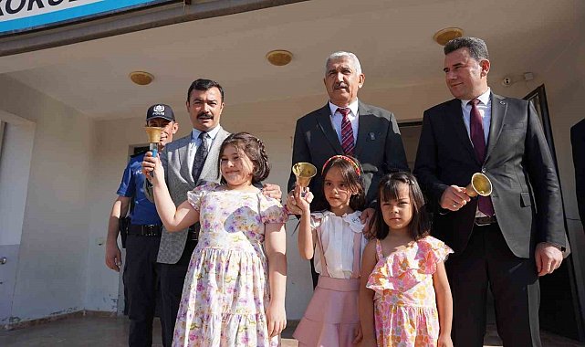 Başkan Hallaç, ilk ders zilinde öğrencilerle buluştu