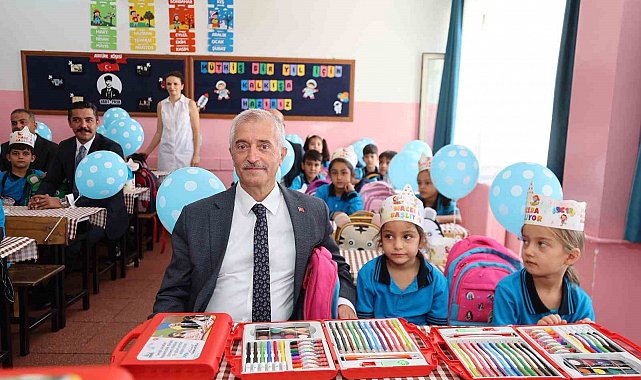 Başkan Tahmazoğlu'ndan öğrencilere 881 bin adet boyama seti