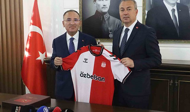 Başkan Uzun'dan TBMM Başkanvekili Bozdağ'a Sivasspor forması