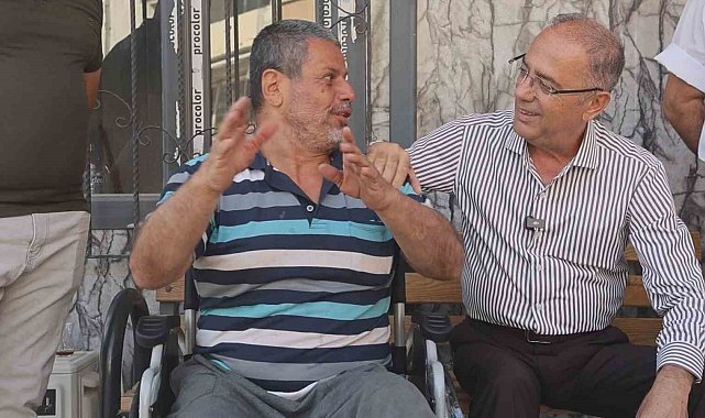 Başkan Yapar, engelli vatandaşa verdiği sözü tutarak tekerlekli sandalyeyi teslim etti