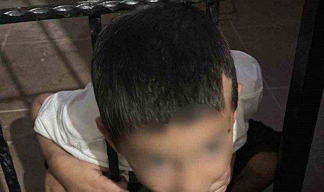 Batman'da balkona kafası sıkışan çocuk itfaiye tarafından kurtarıldı