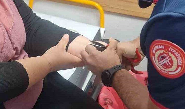 Batman'da kadının bileğine sıkışan bilezik itfaiye ekiplerince çıkarıldı