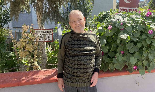 Bayram amcanın bahçeye yerleştirdiği özlü sözler dikkat çekiyor