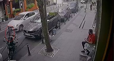 Bayrampaşa'da otomobil bakkaldan koşarak çıkan küçük çocuğa çarptı