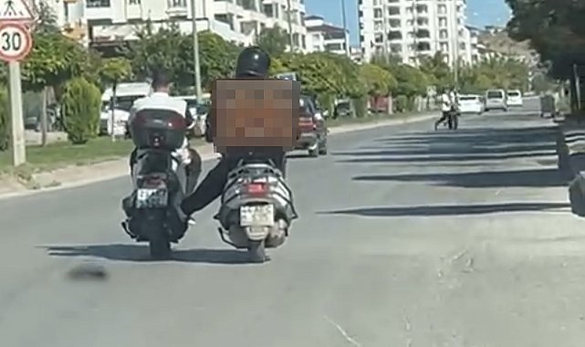 Benzini biten motosikleti ayağıyla itti