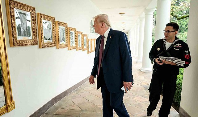 Beyaz Saray'da Biden'ın portresi yerine otomatik imza makinesinin fotoğrafı kullanıldı