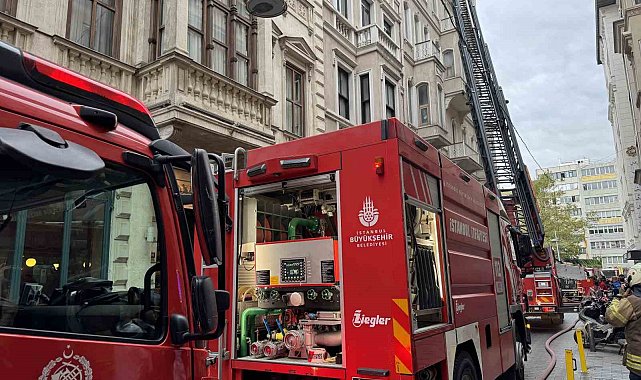 Beyoğlu'nda otelde çıkan yangın kontrol altına alındı