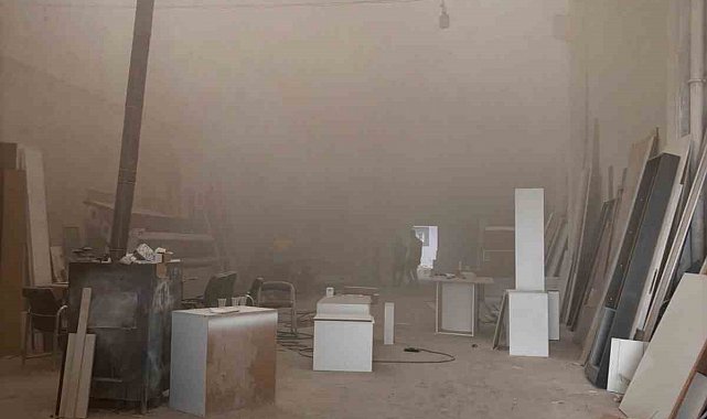 Beyşehir'de mobilya imalathanesinde yangın paniği
