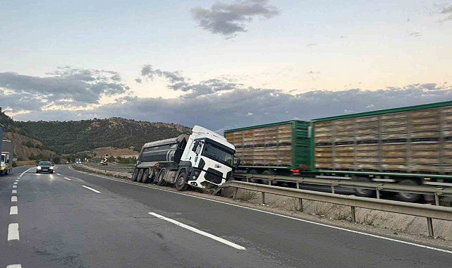 Bilecik'te kontrolden çıkan tır orta refüje çarparken, sürücüsü yaralandı