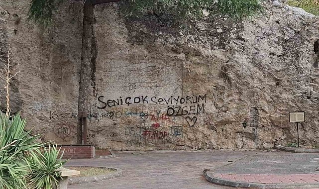 Bilinçsiz gençler üstüne aşklarını yazmıştı, 600 yıllık kaya kitabeye koruma örtüsü