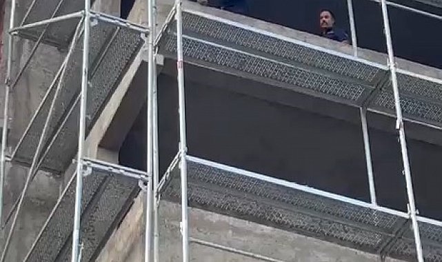 Binadan atlamak isteyen şahsı, itfaiye ekipleri ikna etti