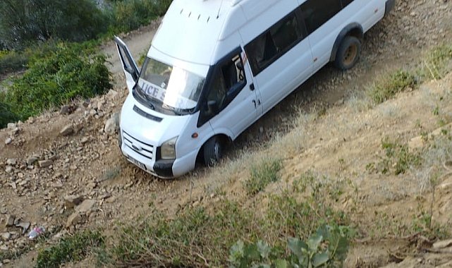 Bingöl'de kontrolden çıkan minibüs şarampole girdi: 7 yaralı