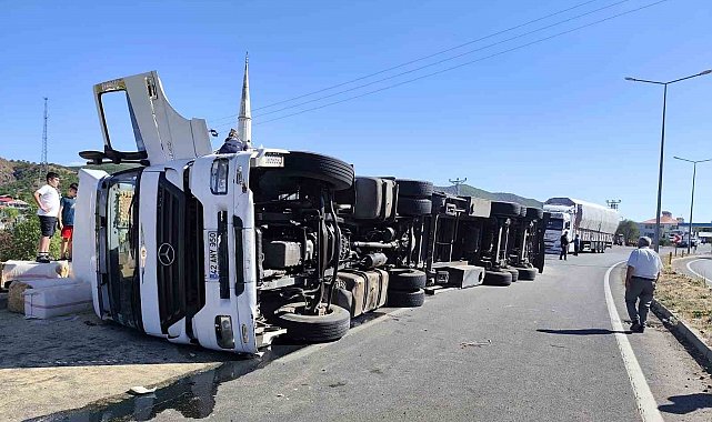 Bingöl'de saman yüklü kamyon devrildi, yol trafiğe kapandı