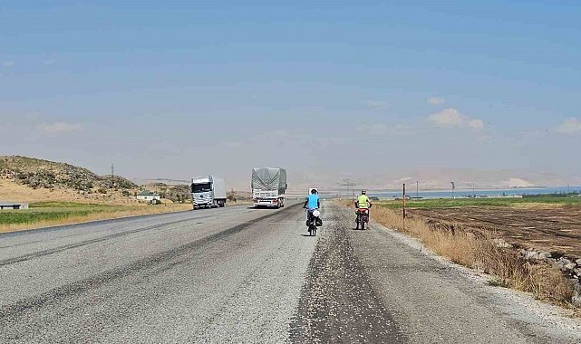 Bisikletseverlerden Van Gölü'ne büyük ilgi