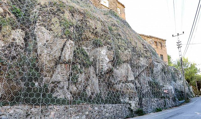 Bitlis'te kaya düşmelerine karşı çelik ağlı güvenlik önlemi