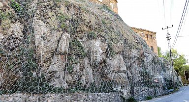 Bitlis'te kaya düşmelerine karşı çelik ağlı güvenlik önlemi