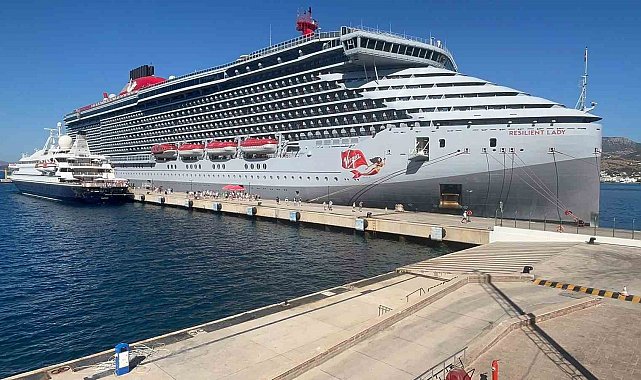 Bodrum'a 2 gemi birden geldi