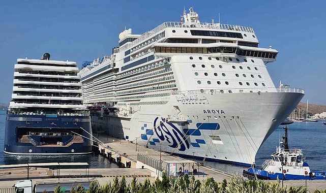 Bodrum'a 2 gemi birden geldi