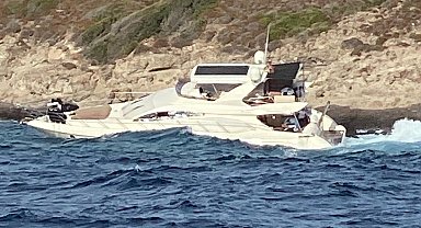 Bodrum'da motoryat, servis botuyla birlikte karaya vurdu